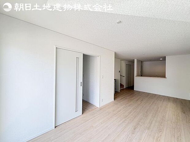 【リビング】ご家族の一日のはじまりも一日の終わりも、いつもこの空間から。お家のなかで特にこだわって頂きたい空間です。