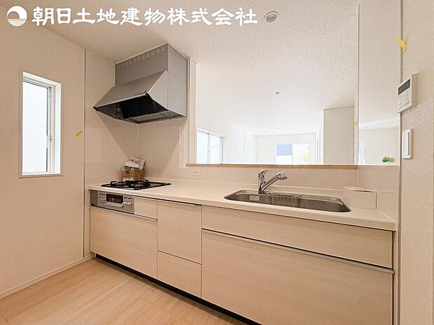 【キッチン】明るく開放感があるキッチンはリビングが見渡せる対面キッチンを採用。いつでもご家族を感じながらお料理できます。