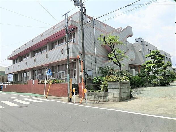 【妻田保育園】327m 人気の保育園です。園庭と教室も広いです。先生たちが一生懸命で優しく、活気のある保育園です。駐車場も広く送り迎えも便利です。