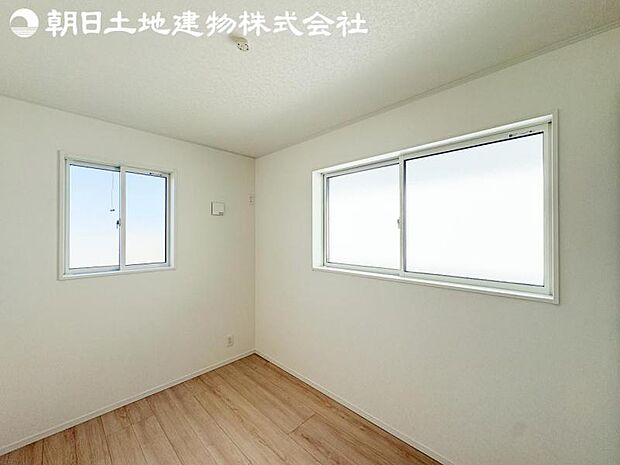 【洋室】2面より光を取り込み明るいお部屋となっております。