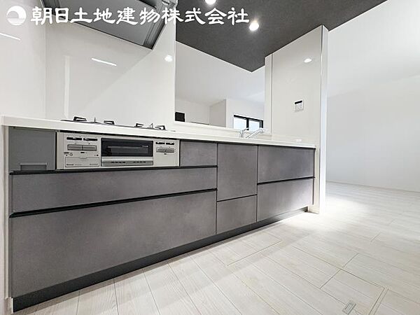 【キッチン】明るく開放感があるキッチンはリビングが見渡せる対面キッチンを採用。いつでもご家族を感じながらお料理できます。