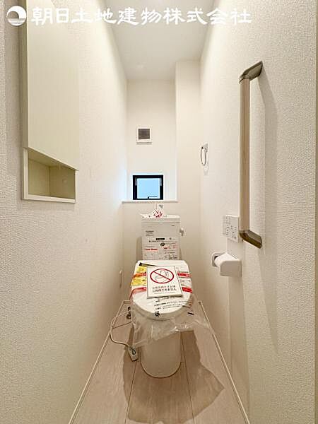 【トイレ】洗浄機能つきのお手洗いは2か所ございます。朝の忙しい時間や来客時に重宝します。