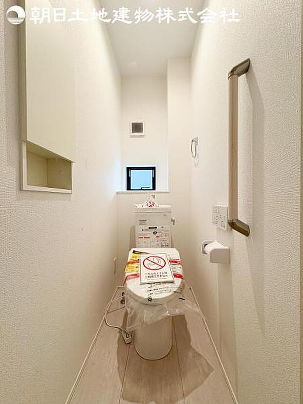 【トイレ】洗浄機能つきのお手洗いは2か所ございます。朝の忙しい時間や来客時に重宝します。