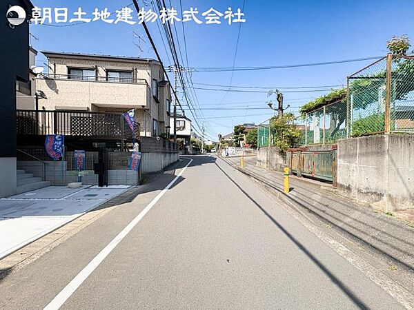 【前面道路】周辺はのんびりした住環境で公園等点在しておりますので散歩コースに困りません。
