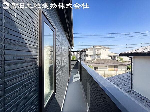 【バルコニー】日当りよく、心地良い風に吹かれてホッと一息ついてください。