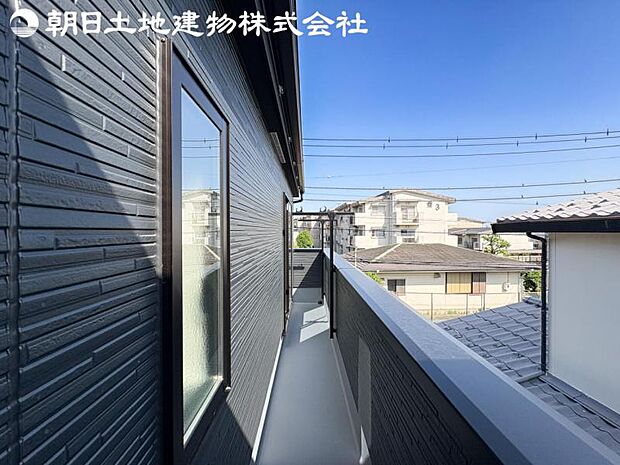 【バルコニー】日当りよく、心地良い風に吹かれてホッと一息ついてください。