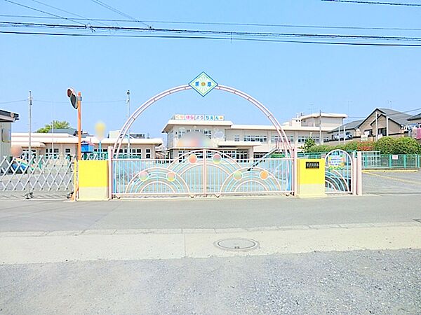 【栗原幼稚園】651ｍ　広大な敷地に大きな園舎と大きな園庭があり、遊具も様々なものがありとても充実しています。お迎え用の駐車場もあります。