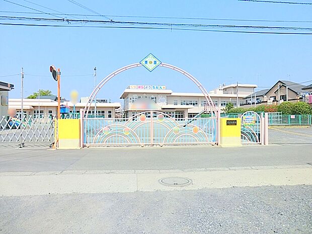 【栗原幼稚園】651ｍ　広大な敷地に大きな園舎と大きな園庭があり、遊具も様々なものがありとても充実しています。お迎え用の駐車場もあります。