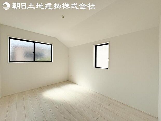 【洋室】2面より光を取り込み明るいお部屋となっております。