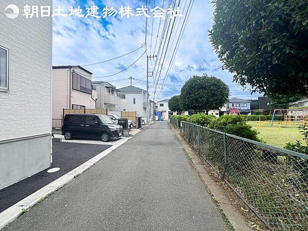 【前面道路】周辺はのんびりした住環境で公園等点在しておりますので散歩コースに困りません。