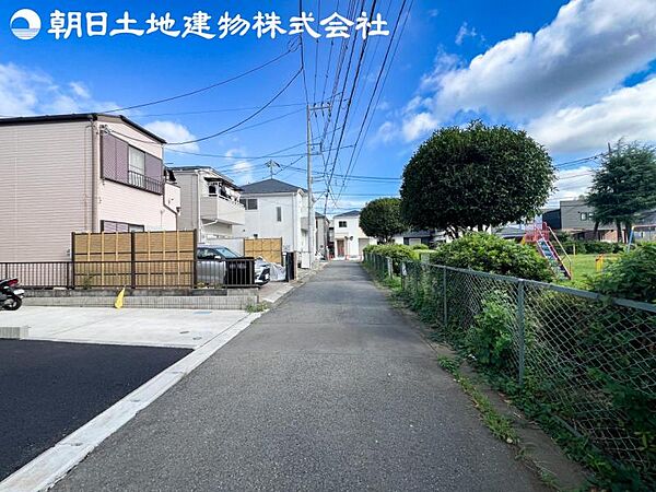 【前面道路】周辺はのんびりした住環境で公園等点在しておりますので散歩コースに困りません。