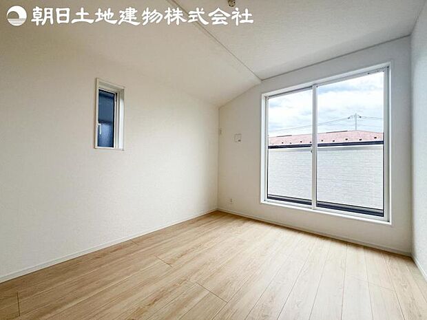 【洋室】開口部いっぱいから取り入れた柔らかな日差しとフローリングの色味が調和し快適空間を演出します。