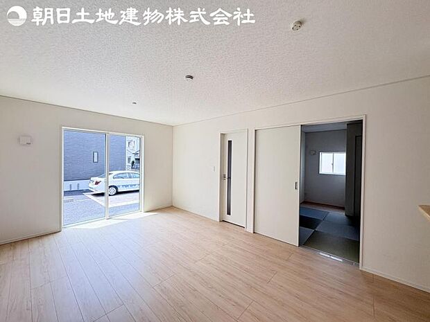 【リビング】静寂も喧騒も楽しめるご家族のお気に入りの大空間。いつまでもその場にいたくなる心地よさがご家族を繋げます。