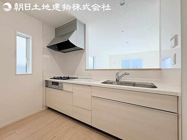 【キッチン】明るく開放感があるキッチンはリビングが見渡せる対面キッチンを採用。いつでもご家族を感じながらお料理できます。