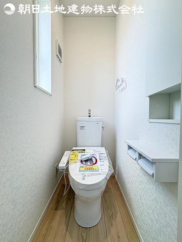【トイレ】洗浄機能つきのお手洗いは2か所ございます。朝の忙しい時間や来客時に重宝します。