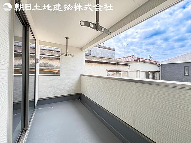 【バルコニー】日当りよく、心地良い風に吹かれてホッと一息ついてください。