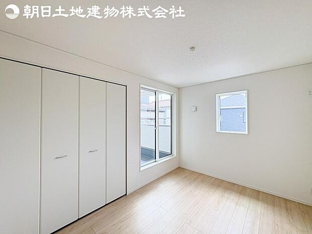 【洋室】バルコニーに面した掃出し窓があるため、光を取り込み明るいお部屋となっております。