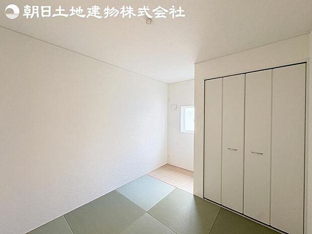 【和室】リビングの隣にはほっと寛げる和室をご用意。来客者の宿泊スペースにもいいですね。