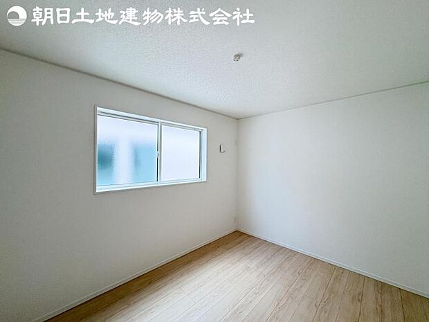 【洋室】道行く人の視線を気にせず暮らせる安心感。そして窓から見える空がさらなる解放感を演出します。