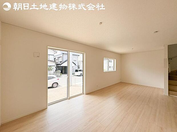 【リビング】開口部からたくさんの採光が望める快適空間となりご家族が集まりやすいリビングです。