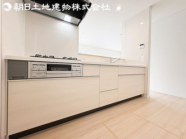 【キッチン】明るく開放感があるキッチンはリビングが見渡せる対面キッチンを採用。いつでもご家族を感じながらお料理できます。