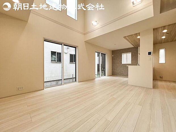 【リビング】ご家族の一日のはじまりも一日の終わりも、いつもこの空間から。お家のなかで特にこだわって頂きたい空間です。