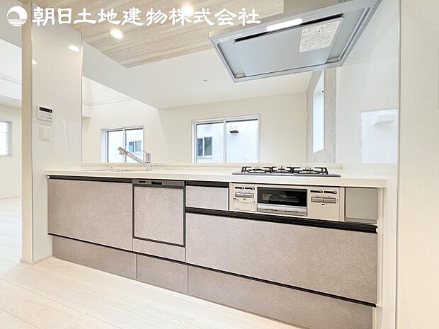 【キッチン】明るく開放感があるキッチンはリビングが見渡せる対面キッチンを採用。いつでもご家族を感じながらお料理できます。