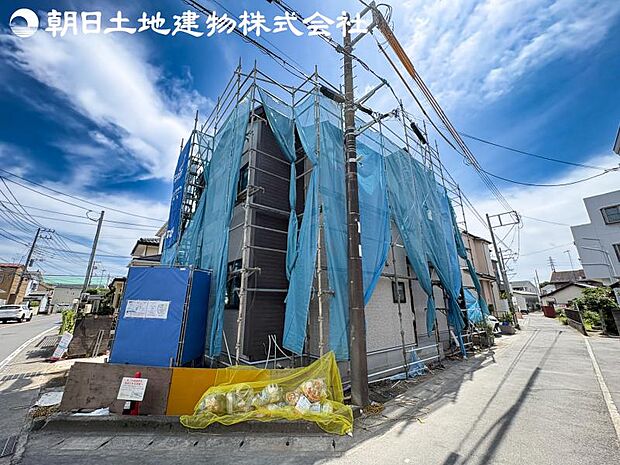 【キッチン】明るく開放感があるキッチンはリビングが見渡せる対面キッチンを採用。いつでもご家族を感じながらお料理できます。