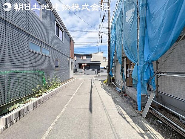 【洋室】バルコニーに面した掃出し窓があるため、光を取り込み明るいお部屋となっております。