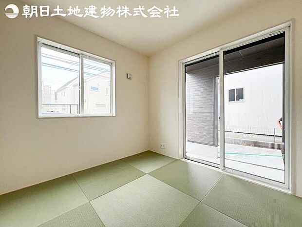 【和室】リビングの隣にはほっと寛げる和室をご用意。来客者の宿泊スペースにもいいですね。