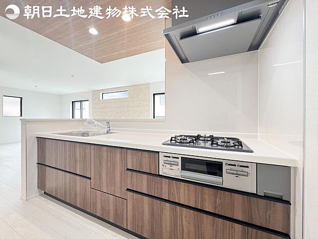 【キッチン】明るく開放感があるキッチンはリビングが見渡せる対面キッチンを採用。いつでもご家族を感じながらお料理できます。