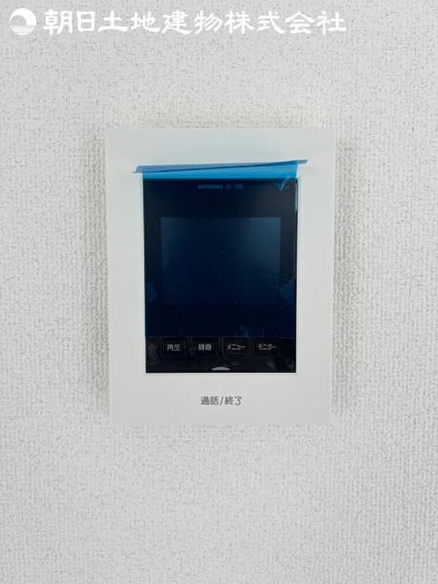 【モニター付きインターフォン】来訪者を映像で確認するシンプルな設備ながらセキュリティ効果はマル。