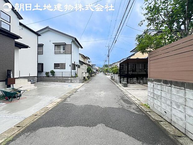 【前面道路】周辺はのんびりした住環境で公園等点在しておりますので散歩コースに困りません。