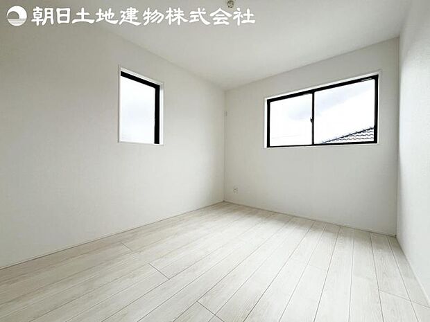 【洋室】2面より光を取り込み明るいお部屋となっております。