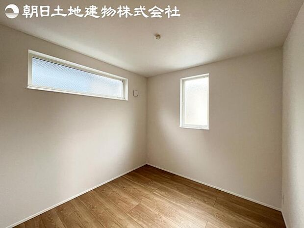【洋室】道行く人の視線を気にせず暮らせる安心感。そして窓から見える空がさらなる解放感を演出します。