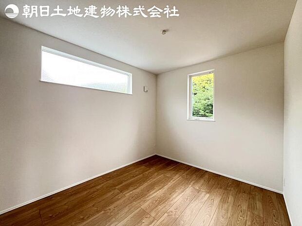 【洋室】2面より光を取り込み明るいお部屋となっております。