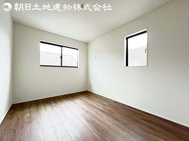 【洋室】2面より光を取り込み明るいお部屋となっております。