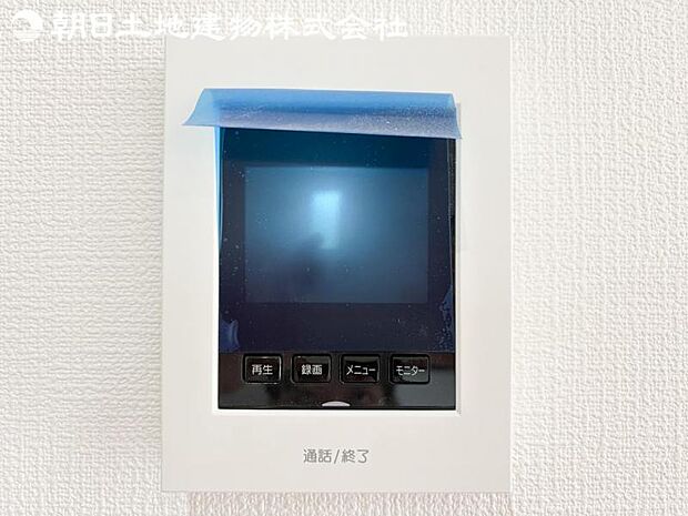 【モニター付きインターフォン】来訪者を映像で確認するシンプルな設備ながらセキュリティ効果はマル。