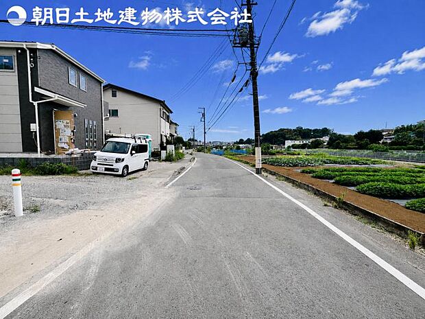 【前面道路】周辺はのんびりした住環境で公園等点在しておりますので散歩コースに困りません。