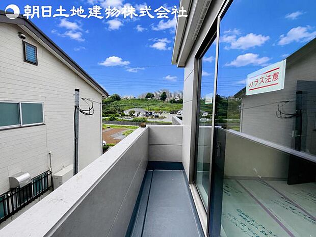 【バルコニー】日当りよく、心地良い風に吹かれてホッと一息ついてください。