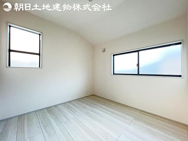 【洋室】開口部いっぱいから取り入れた柔らかな日差しとフローリングの色味が調和し快適空間を演出します。