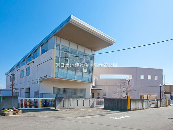 【中新田保育園】1131ｍ　周辺は田んぼや農地もあります。保育園は清潔感もあり綺麗な外観です。先生方の対応も良いので安心して預けれます。