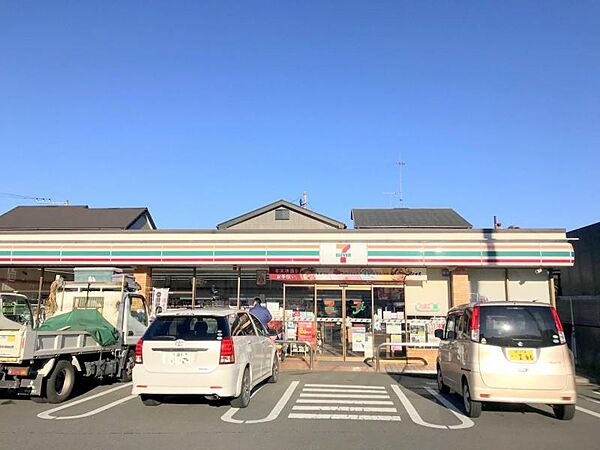 【セブンイレブン　海老名杉久保店】737ｍ　お昼時は人気のある店舗です。ポストがあります。