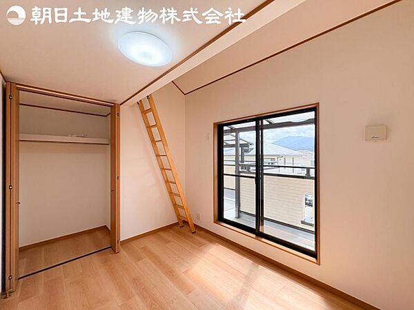 【洋室】バルコニーに面した掃出し窓があるため、光を取り込み明るいお部屋となっております。