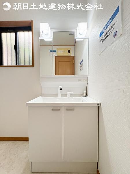 【洗面台】さわやかに気持ちよく1日が始められるように、機能性とデザイン性を両立した洗面化粧台です。
