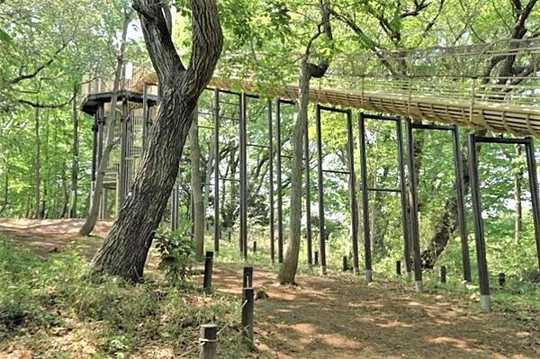 手入れが行き届いた、綺麗な公園です。山の上から下る、長い滑り台は子供に人気です。