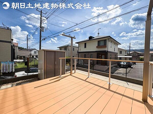【ウッドデッキ】日当りよく、心地良い風に吹かれてホッと一息ついてください。