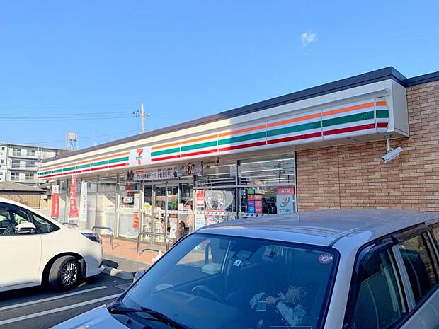 【セブンイレブン 厚木岡田4丁目店】286m 店内がとてもきれいです。野菜なども売っているので便利です。
