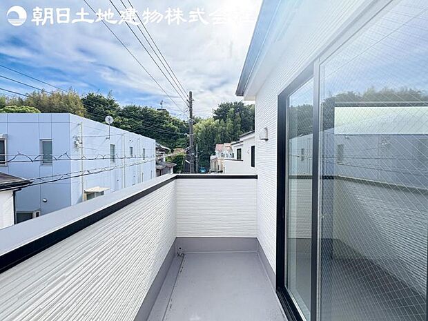 【バルコニー】日当りよく、心地良い風に吹かれてホッと一息ついてください。