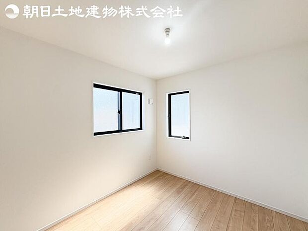 【洋室】2面より光を取り込み明るいお部屋となっております。